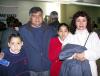 El sacerdote René Morales regresó a Morelia luego de visitar a su familia, lo despidieron Leonel, Irene y Lucero Aparicio Morales.