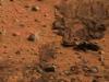 Una pequeña depresión será el primer punto de exploración en busca de signos de agua en Marte del vehículo todoterreno 'Spirit', que envió su primera fotografía tridimensional de la superficie del planeta rojo, anunció la NASA.