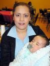 Mayra Neave y su pequeño bebé Jesús captados en pasado festejo infantil.
