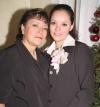 Mónica González Sánchez junto a su mamá Dora Elia Sánchez de González en la despedida de soltera que le ofreció por su próximo enlace nupcial