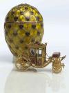 El último huevo Fabergé vendido en subasta, una pieza con 3.000 diamantes incrustados, alcanzó en abril de 2002 un precio de 9,5 millones de dólares en la firma Christie's.
 Imagen: El huevo de la orden de San Jorge 