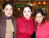 Lorena Yarza, Alejandra Garza y Lizeth Gilbert en un restaurante.
