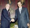 El primer ministro de Canadá  Paul Martin shakes saluda al presidente de Chile Ricardo Lagos.