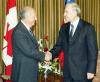 El primer ministro canadiense fue captado junto al presidente de México Vicente Fox.