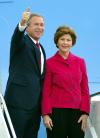 En esta fotografía aparecen de izq. a derecha: El presidente de México Vicente Fox, la primera dama de México Marta Sahagún, la primera dama de EU Laura Bush y el presidente de Estados Unidos George Bush.