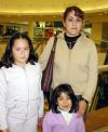 Adriana de Montenegro con sus hijas Adriana y Andrea Montenegro.