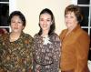 Eva Marcela Gambia Ramírez con las organizadoras de su despedida de soltera, señoras Eva Ramírez Gamboa y Olga Magallanes de Cervantes