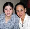 Lupita de Ceniceros con su hija Candy, en una reunión familiar.
