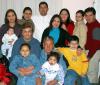 Sr. Julián Tovalín Muñoz acompañado por su familia en una reunión de cumpleaños.