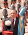 El gobernador de Florida, Jeff Bush, escucha al lado de su esposa, Columba Bush, el primer discurso oficial del nuevo presidente de Guatemala Oscar Berger.