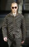 Dos modelos presentan los diseños para la temporada otoño-invierno 2004 de Giorgo Armani.