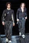 Giorgio Armani (der.) presenta a su diseñador Leo Dell'Orco tras la presentación de su colección otoño-invierno.