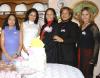 Yanette Padilla de García en compañía de algunas de las damas asistentes a su fiesta de canastilla.