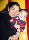 Mayela de Romo con su pequeño hijo Gustavo Romo, en un convivio.