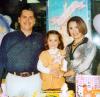 Ana Cecy en compañía de sus papás, Manuel Enrique de la Torre y Olimpia Alejandra Ramírez de De la Torre, en el festejo que le organizaron por su cumpleaños.