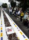 El pastel, que cada año tiene el mismo número de metros que años que cumple la mayor ciudad brasileña, fue montada sobre una enorme mesa en forma de 'U' en una calle del barrio de Bixiga, y una vez se cantó el 'Cumpleaños Feliz' la multitud la hizo desaparecer en segundos.