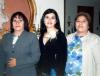 La festejada Maribel Núñez Villanueva acompañada de Patricia Reed Ornelas y Angelina Villanueva el día de su fiesta de despedida.
