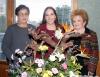  27 de enero 
Claudia Marcela Rivas Nájera acompañada de las organizadoras de su fiesta de despedida de soltera, Teresa Nájera y Angélica Sánchez.