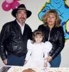 Alejandra Villarreal Meraz acompañada de sus papás, Juan Pedro Villarreal, en la fiesta que le organizaron con motivo de su cumpleaños.