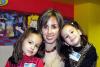 Daniela Aguilera en compañía de su mamá, Eva López y de su hermanita Luisa Aguilera, en su convivio de cumpleaños.