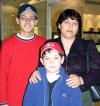 Norma Vargas de Reygoza con sus hijos Alonso y Alejandro Raygoza Vargas en un centro comercial.