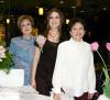 05 de febrero 
La festejada Beatriz Esparza acompañada de sus anfitrionas las señoras Magdalena Orozco de Arredondo y María Teresa Braña de Esparza.
