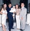 El pequeño Ángel Arturo Dena Santacruz junto a sus padres, Lic. Arturo Dena y Dra. Mary Santacruz de Dena y sus padrinos C.P. Antonio Santacruz y C.P. Laura López.