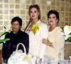 Mayra Ilenia Garibay Soto acompañada por su mamá, Hortensia Soto de Gaibay y su futura suegra, Concepción Aragón, en la fiesta pre nupcial que le ofrecieron en días pasados.