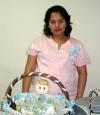 Nereida Rivera recibió un gran número de obsequios, en la fiesta de regalos que le organizaron por la próxima llegada de su bebé.