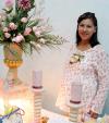 Rebeca Rivera de Aguilar acompañada de su esposo Felipe de Jesús Aguilar Reyes, en la fiesta de regalos que se le ofreció por el próximo nacimiento de su bebé.