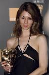 Sir Ian McKellen, mejor conocido como 'Gandalf' saluda a los fotógrafos a su llegada a los premios BAFTA.
