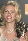 El actor Bill Nighy sonríe con la actriz estadounidense Scarlett Johansson después de haber ganado el premio BAFTA al mejor actor de reparto.