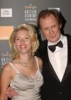 La actriz Scarlett Johansson muestra su premios BAFTA obtenido por la película 'Lost in Translation'.