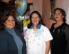 14 de febrero 
Claudia Pérez de Muñoz con las organizadoras de su fiesta de canastilla, Mayela y Rosy.