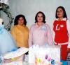 15 de febrero 

María Luisa Parra de Ortiz en compañía de las organizadoras de su fiesta de regalos, María Luisa Trujillo  de Parra y Mónica Orduño de Villarreal.