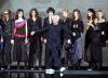 Armani propone abrigos multicolores que contrasten con el frío y serio invierno que año  con año trata de apocar la moda.