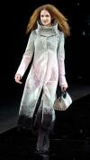Una modelo desfila con uno de los abrigos de visón de Giorgio Armani.