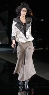 La mujer Armani del próximo invierno será, pues, excéntrica, para ser diversa y hacerse notar, con una falda que enfatiza las curvas sin mostrarlas, un pantalón estrecho, que marca pero no exhibe, un abrigo con cuello en forma de pétalo que hace brotar el rostro.