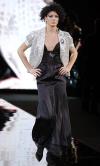 'La moda actual está necesitada de excentricidad, porque la hemos aplanado. Las mujeres tienen necesidad de aparecer una diferente de la otra', sentenció Armani sin apartar la vista de sus modelos.