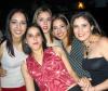 Mayra Ileana Garibay Soto en compañía de sus amigos Susana, Marcela, Iris y Cristy en su despedida de soltera.