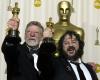 Después de tres años de búsqueda frenética tras su tesoro, 'Gollum' finalmente fue recompensado durante la 76 entrega de los Oscar. Y le fue mejor de lo que esperaba, pues en lugar de un anillo, recibió 11 estatuillas. Para deleite de sus fanáticos, El Señor de los Anillos: El Retorno del Rey, tercer capítulo de la saga de J.R.R Tolkien, no sólo fue la máxima ganadora de la noche, sino que hizo historia al colocarse como una de las tres películas, junto con Titanic (1997) y Ben-Hur (1959), más premiadas en toda la historia de la Academia.