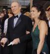 Johnny Depp nominado a Mejor Actor llegó acompañado de su espasa Vanessa Paradis.