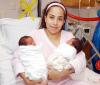 Alicia Jaime con sus dos hijos recién nacidos Isabela y Ricardo Ruiz.