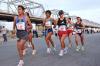 El calor y los efectos de la deshidratación después de correr tantos kilómetros se hacen presentes en los maratonistas.