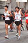 También los elementos de Vialidad jugaron un papel trascendental en el éxito del maratón, que además llevó el nombramiento de Campeonato Nacional. En Gómez Palacio, en el cruce del Bulevar Miguel Alemán y calle Javier Mina, se encontraba el titular de la Dirección Municipal del Deporte, José Díaz Couder, animando en todo momento a los corredores.