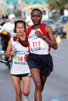 La ceremonia de premiación para los corredores recreativos, clasificados en diferentes categorías, se efectuó al filo de las 14:00 horas, la que fue presidida por Héctor Guerrero, director del maratón lagunero en el ágora situada a un costado de la meta.