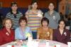 07 de marzo 
Patricia del Río con un grupo de asistentes a su fiesta de regalos.