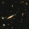 Mientras que actualmente las galaxias son espirales y elípticas, las imágenes del Hubble muestran que sus antecesoras tenían una gran variedad de formas, tamaños y colores. Unas se asemejan a palillos de dientes, otras a brazaletes y algunas parecen interactuar entre ellas.