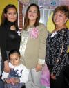 Nadia Cruz de Isais en compañía de Mary Holguin de Cruz, Oralia Juárez e Italia Isais, en la fiesta de canastilla que le organizaron por el próximo nacimiento de su bebé.