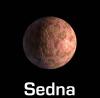 Sedna es más rojo que cualquier otro cuerpo del Sistema Solar, con la excepción de Marte, y sigue una órbita muy elíptica, que en su punto más alejado le sitúa a unos 135.000 millones de kilómetros del Sol.